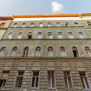 Cozy Nest By The Andrassy Avenue Apartamento